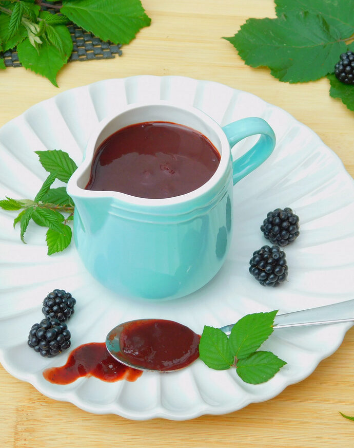 Domowy sos BBQ jeżynowy